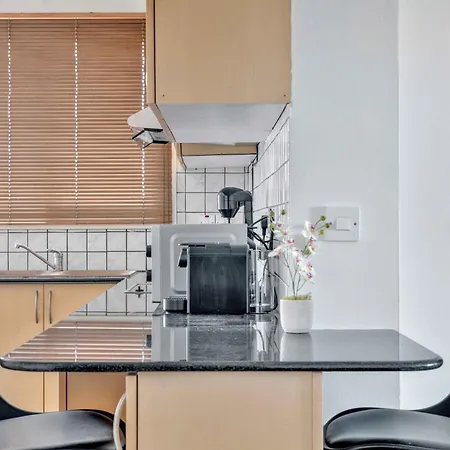 Phaedrus Living: Modern City Flat Elpida *