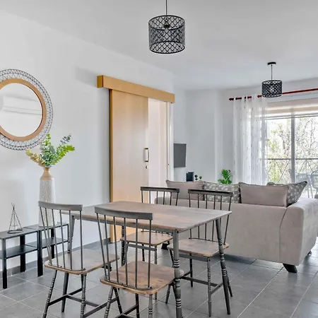 Phaedrus Living: Modern City Flat Elpida Strovolos
