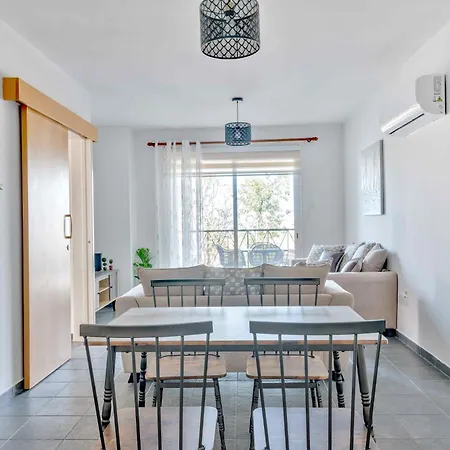 Phaedrus Living: Modern City Flat Elpida Strovolos