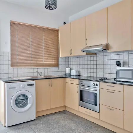 Phaedrus Living: Modern City Flat Elpida