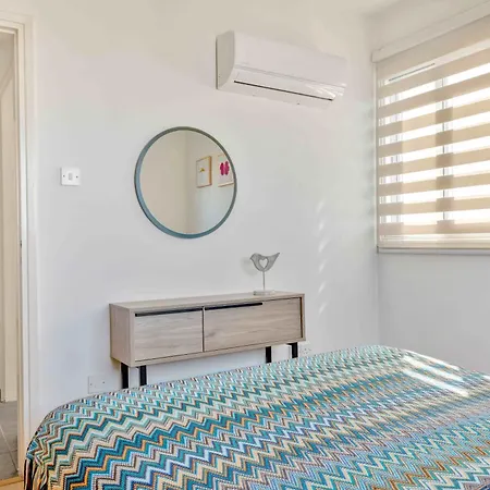 Phaedrus Living: Modern City Flat Elpida