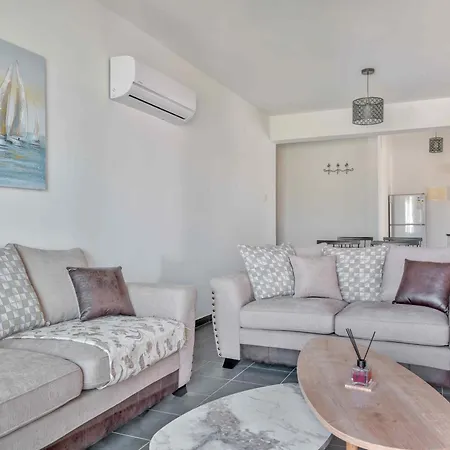Apartment Phaedrus Living: Modern City Flat Elpida *