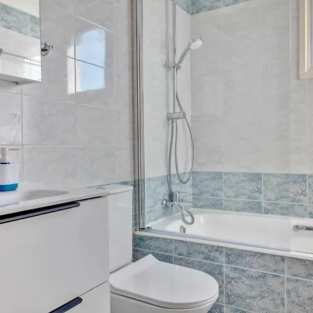 Apartment Phaedrus Living: Modern City Flat Elpida *