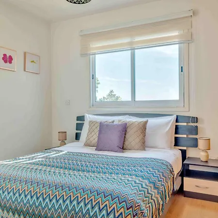 Phaedrus Living: Modern City Flat Elpida Apartment